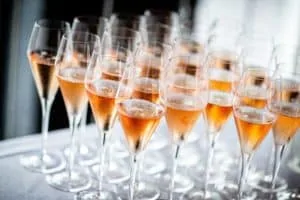 Sommelier servant un grand vin rouge lors d’une dégustation haut de gamme à domicile