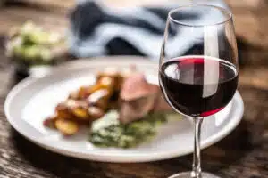 Verre de vin rouge illustrant les bienfaits potentiels des polyphénols