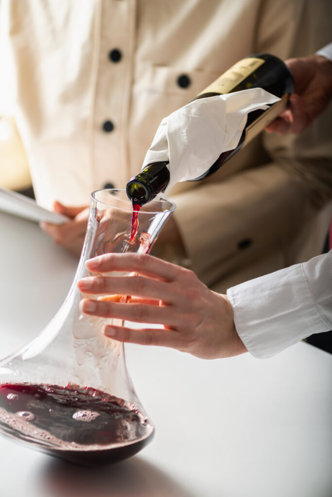comment servir le vin à table : le carafage du vin