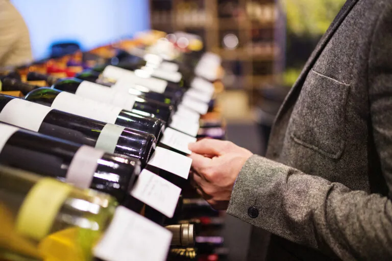 Comment lire et déchiffrer l’étiquette d’une bouteille de vin selon Patrick Moulène
