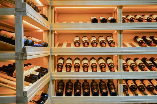 Présentation des bouteilles de vin de la cave à vin caviste Winebox Prestige