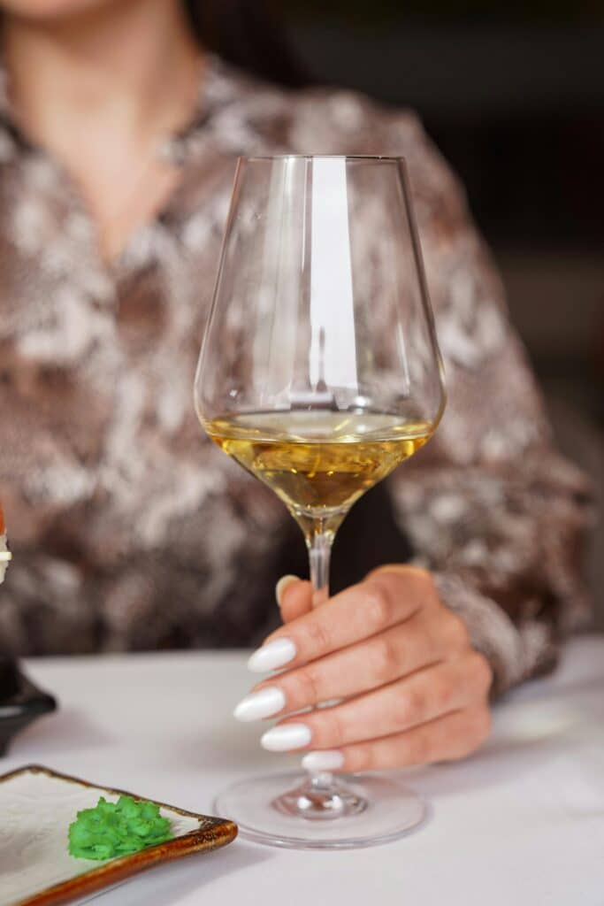 Vin blanc sec élégant illustrant la minéralité et la précision en bouche