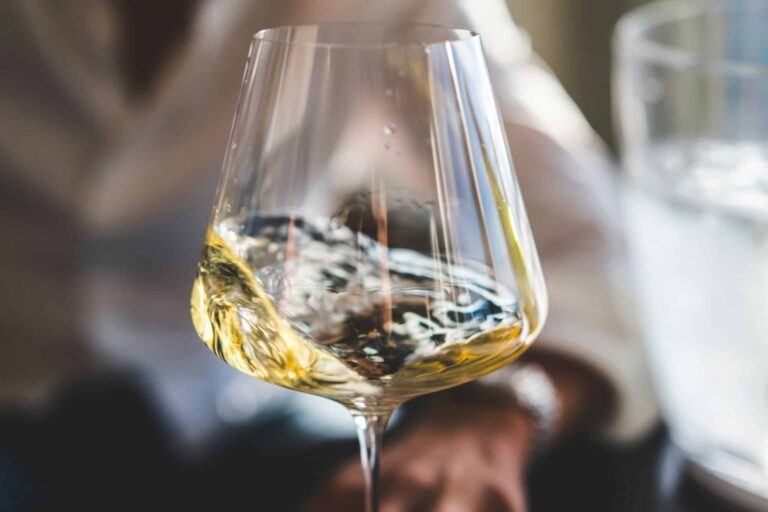 Vin blanc sec cristallin fraîcheur et minéralité selon Winebox Prestige