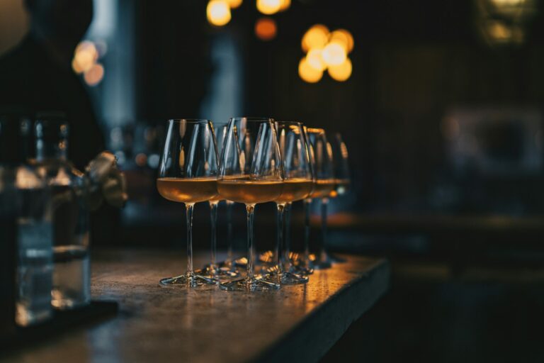 Vin blanc lumineux – fraîcheur et aromatique raffinée