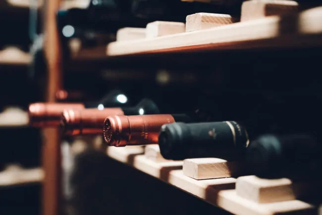 Vin grand cru en cave – astuces pour bien conserver son vin en cave