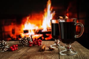 vin chaud servi dans une tasse avec cannelle, orange et épices de Noël