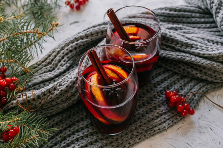 Vin chaud servi dans un verre avec épices et orange selon Patrick Moulène expert vin