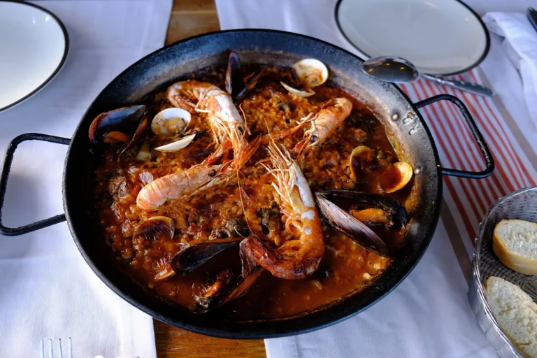 Quel vin avec une paella gratinée avec fruits de mer moules et gambas