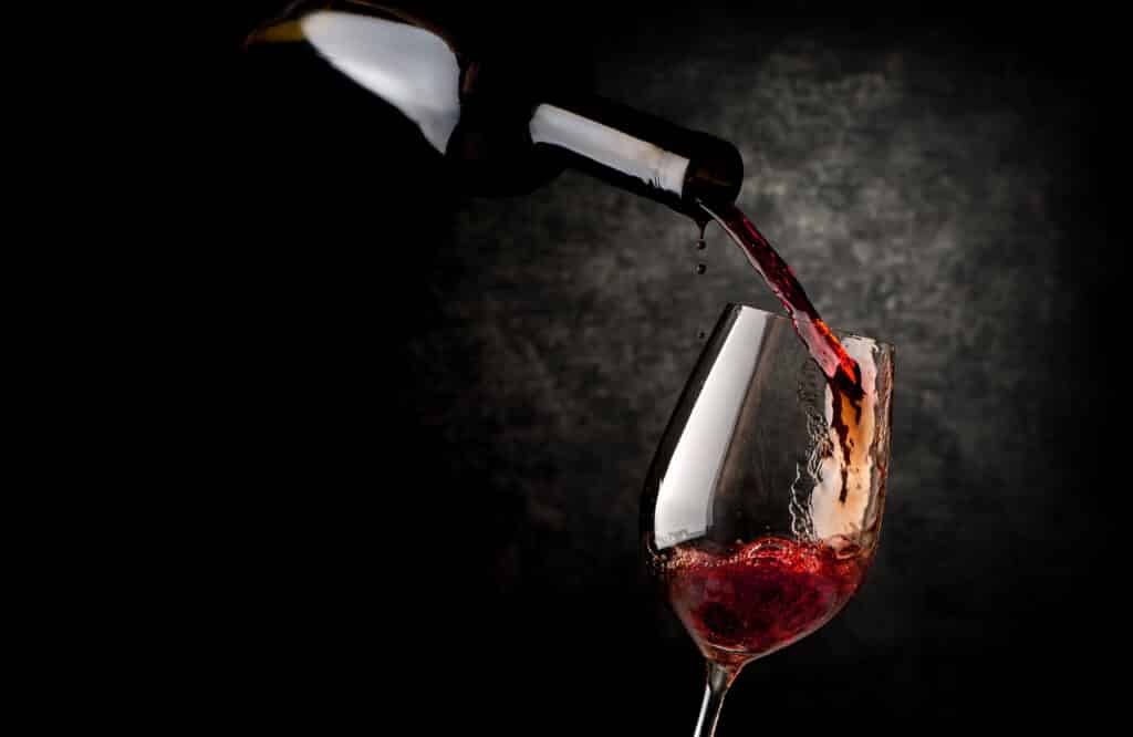 Sélection de vins rouges à offrir par Winebox Prestige avec grands vins français et Barolo italiens