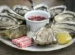 Assiette d’huîtres avec beurre salé et citron illustrant le choix de vin selon Patrick Moulène