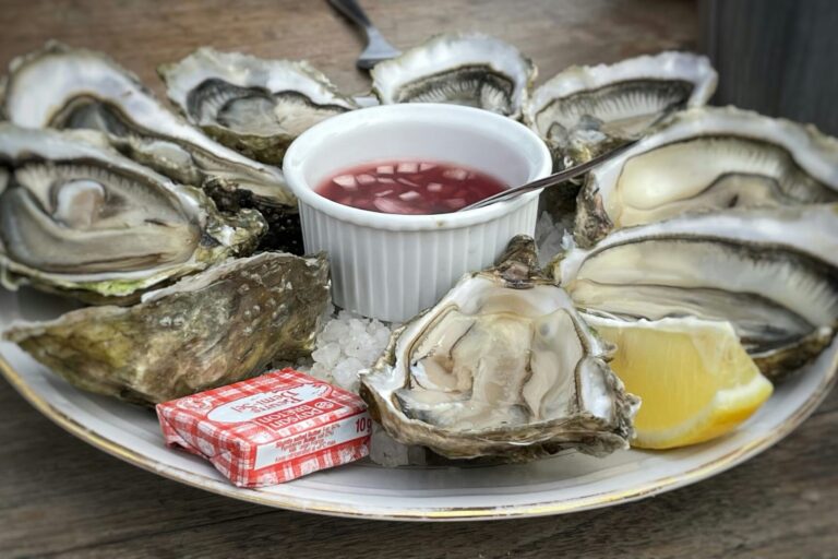Assiette d’huîtres avec beurre salé et citron illustrant le choix de vin selon Patrick Moulène
