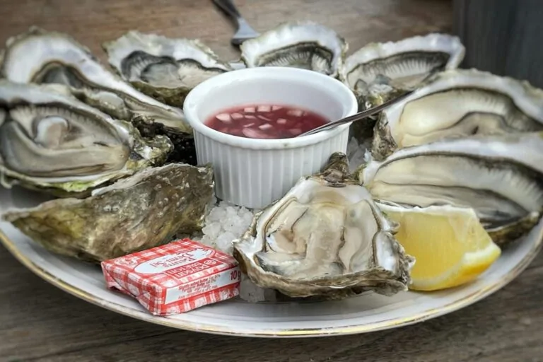 Assiette d’huîtres avec beurre salé et citron illustrant le choix de vin selon Patrick Moulène