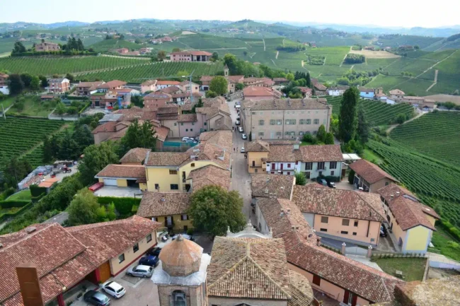Village de Barbaresco dans le Piémont italien et ses vignes selon Patrick Moulène