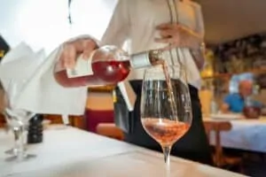 Comparaison des polyphénols dans le vin rouge, le vin blanc et le vin rosé