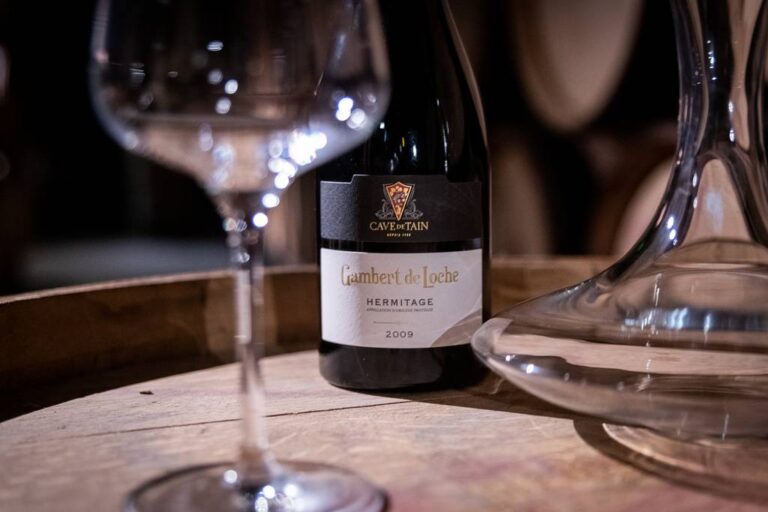 Décanter un vin carafe bouteille et pour mieux aérer et révéler les arômes du vin