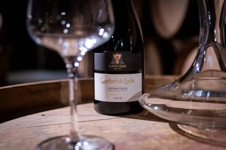 Décanter un vin carafe bouteille et pour mieux aérer et révéler les arômes du vin