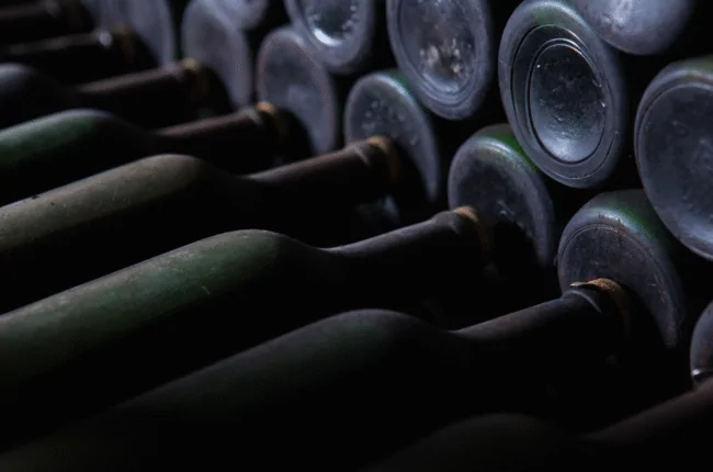 Bouteilles de vin stockées en cave pour le vieillissement et la maturation des vins