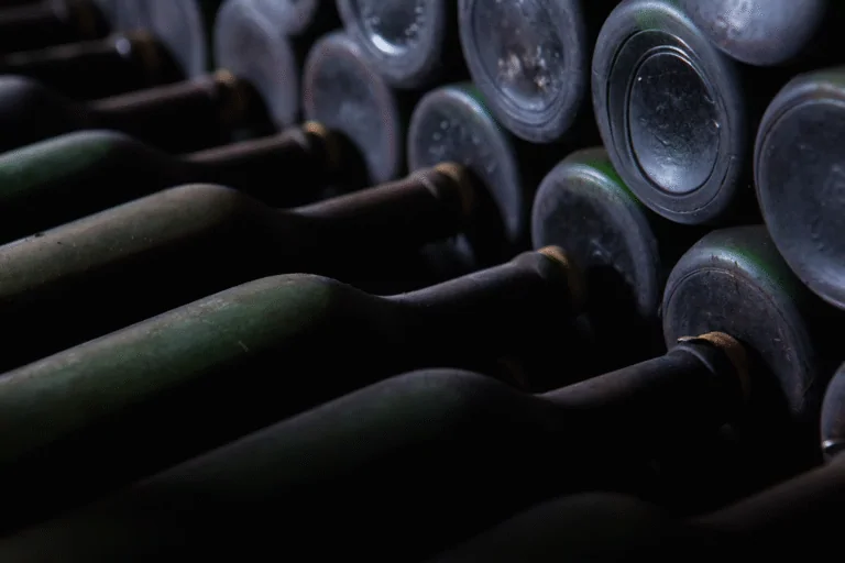 Bouteilles de vin stockées en cave pour le vieillissement et la maturation des vins