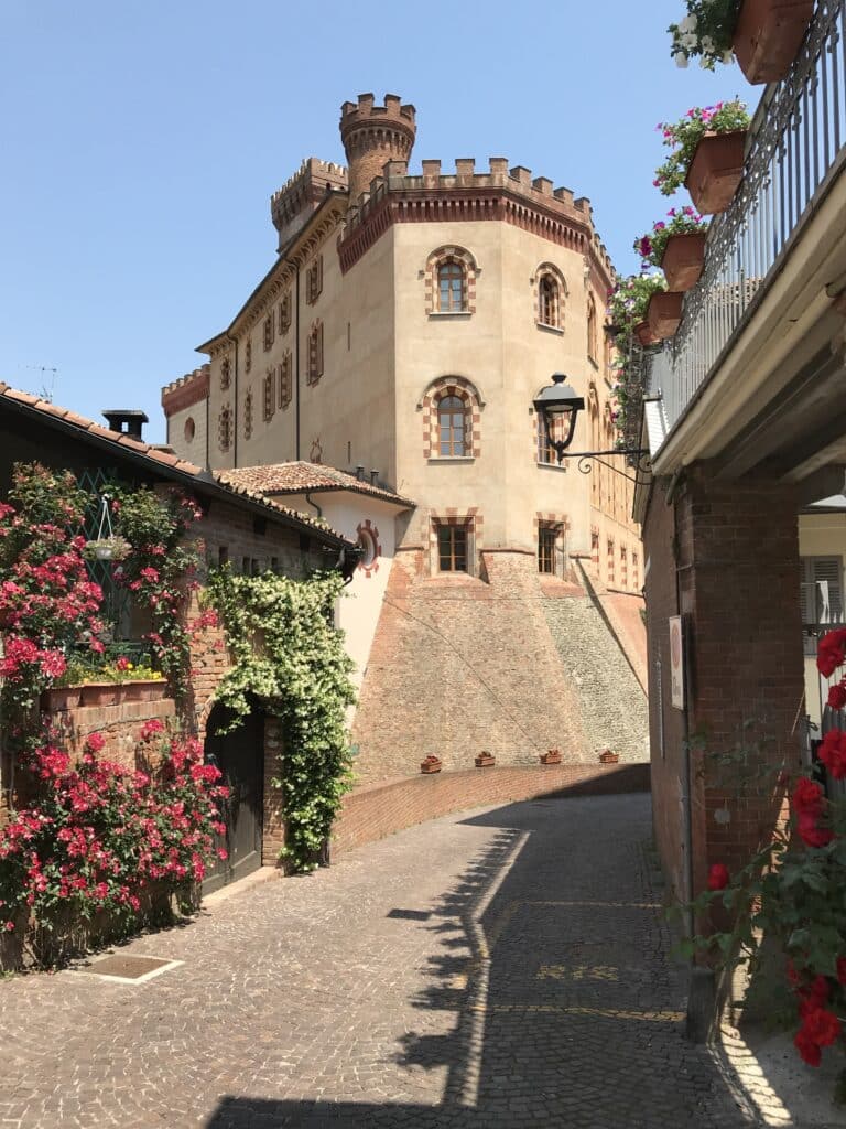 Château de Barolo en Italie, illustrant le Top 5 des meilleurs millésimes de Barolo à déguster