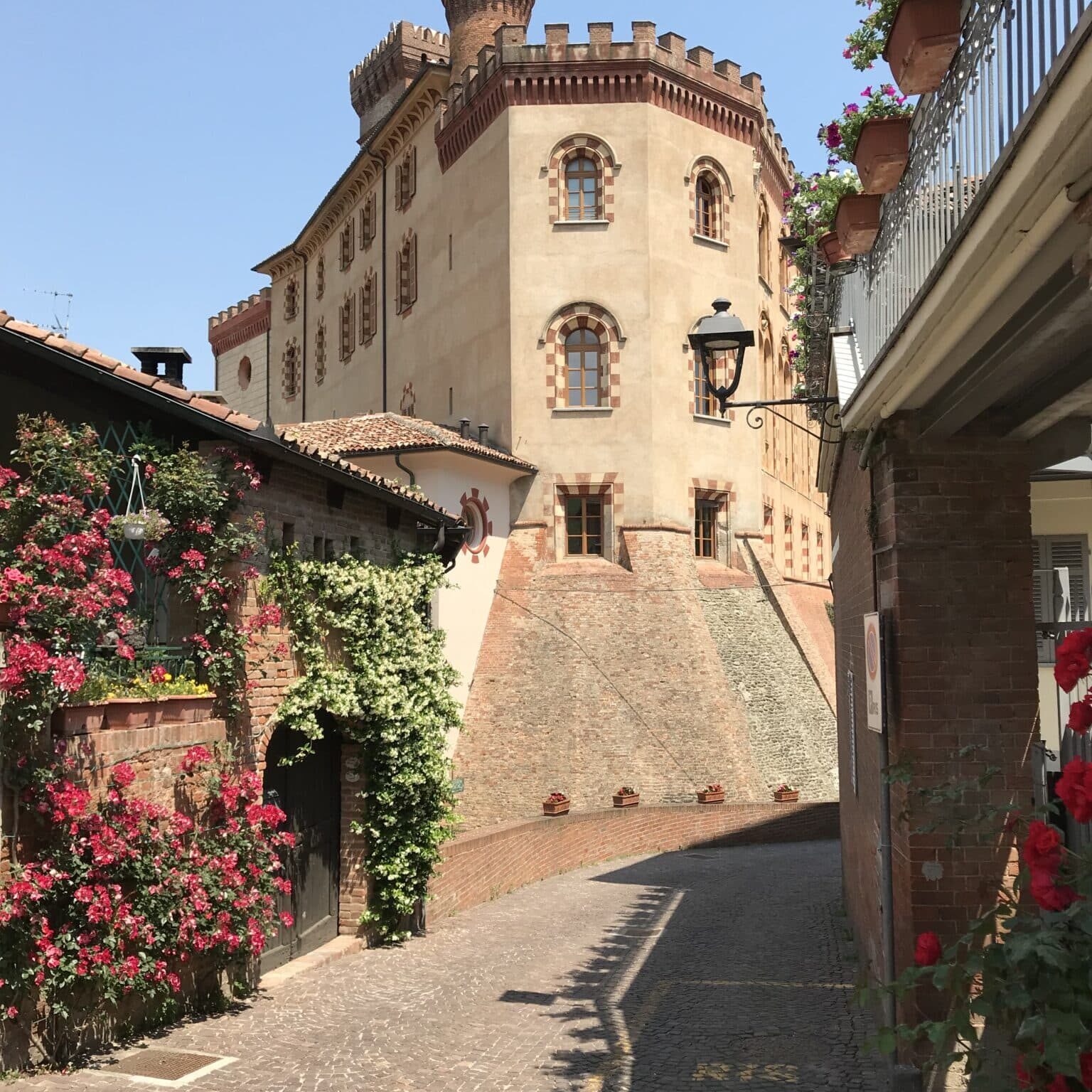 Château de Barolo en Italie, illustrant le Top 5 des meilleurs millésimes de Barolo à déguster