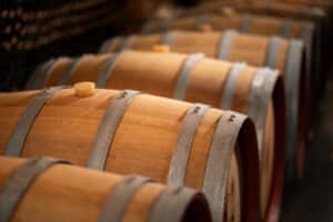 Chai contenant un alignement de barriques de vin en chêne neuf en cours de vieillissement