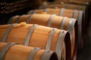Chai contenant un alignement de barriques de vin en chêne neuf en cours de vieillissement