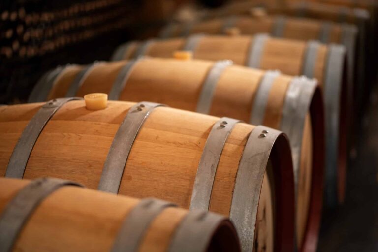 Barrique de vin en chêne foudre et fût utilisés pour le vieillissement et l’élevage du vin en cave