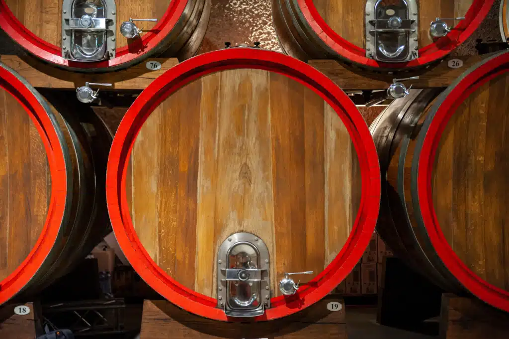 Barrique de vin en chêne foudre et fût utilisés pour le vieillissement et l’élevage du vin en cave