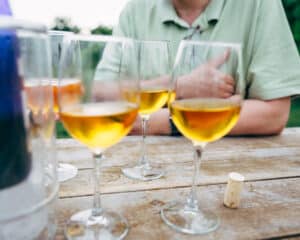 Vins : verre de vin orange de macération à la robe ambrée