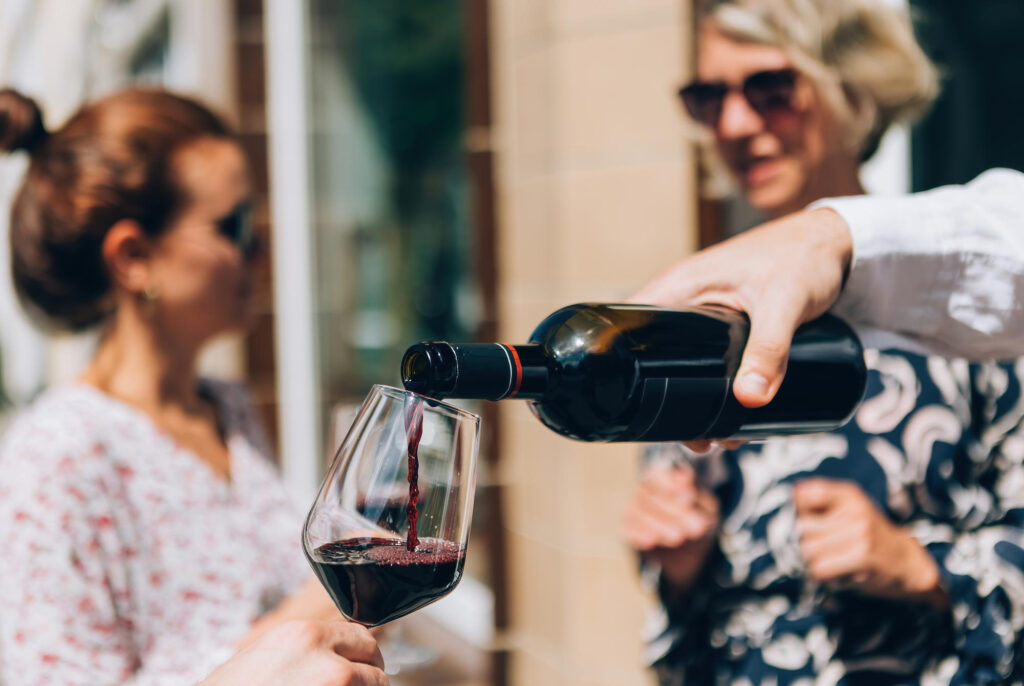 Vin fruité aux arômes de fruits rouges et noirs lors d’une dégustation