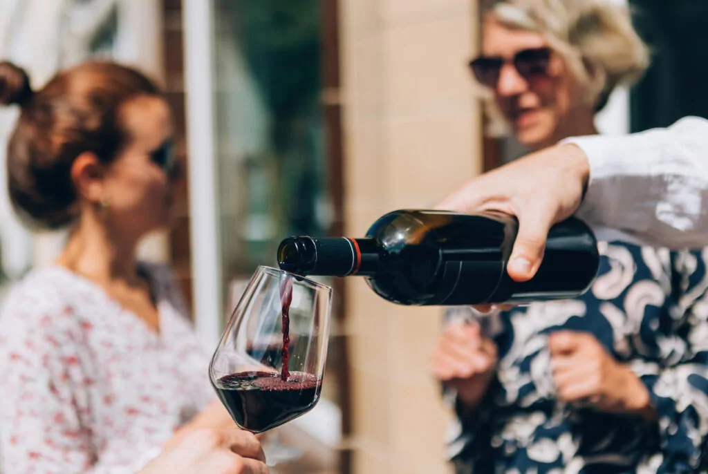 Vin fruité aux arômes de fruits rouges et noirs lors d’une dégustation
